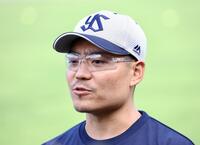 練習の合間に囲み取材を受ける中村（撮影・中島達哉）