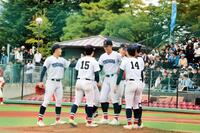 野手がマウンドに集まり、笑顔を見せる横浜・織田