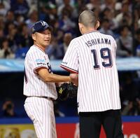 ファーストピッチセレモニーでバッター役を務めた息子の栄寿さん（右）と握手を交わす石川（撮影・中島達哉）