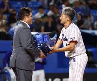 試合前、真中満氏（左）から花束を受け取る石川（撮影・中島達哉）