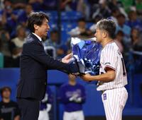試合前、高津臣吾氏（左）から花束を受け取る石川（撮影・中島達哉）