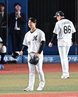 １回、正木を空振り三振に仕留め降板する唐川は、スタンドの声援に帽子を取って応える