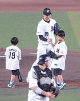 子どもたちと握手をする唐川（撮影・佐々木彰尚）