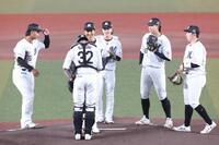 ナインと握手をする唐川（撮影・佐々木彰尚）