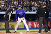 メンバー表を交換し、審判団にあいさつする井上監督（中央）＝撮影・中島達哉