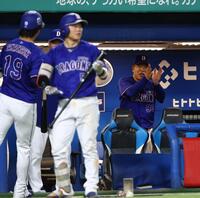２回、セーフティスクイズを決めた高橋宏（左）を迎える井上監督（撮影・中島達哉）