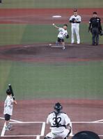 始球式を務めた唐川の子どもたち（撮影・佐々木彰尚）
