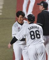 サブロー監督と握手をする唐川（撮影・佐々木彰尚）