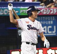 代打の準備をする石川（撮影・中島達哉）