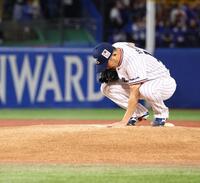 ８回、マウンドを触る石川（撮影・中島達哉）