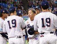 ８回、登板を終え、ナインに迎えられる石川（撮影・中島達哉）