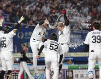 サヨナラ弾を放ち生還するロッテ・山口航輝＝ＺＯＺＯマリン（撮影・佐々木彰尚）