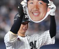 ８回、右越えソロを放ち、唐川の写真を掲げる上田希（撮影・佐々木彰尚）