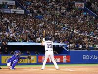 ７回、代打で打席に立つ石川（撮影・中島達哉）