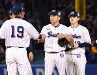 ８回、森駿を三振に仕留め、池山監督（左）と握手を交わす石川（中央）＝撮影・中島達哉