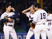 ８回、森駿を三振に仕留め、感極まる石川（中央）＝撮影・中島達哉