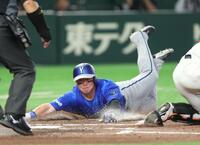 ８回、筒香の適時二塁打で一走・牧が生還（撮影・金田祐二）