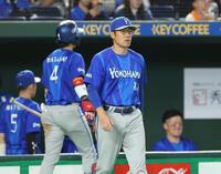 厳しい表情の相川監督（撮影・金田祐二）