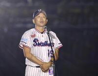 引退セレモニーであいさつする石川（撮影・中島達哉）