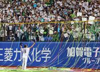 場内一周するヤクルト・石川雅規＝明治神宮球場（撮影・中島達哉）
