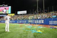 ファンにあいさつし、感極まるヤクルト・石川雅規＝明治神宮球場（撮影・中島達哉）