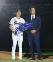 古田敦也氏（右）と記念撮影に応じるヤクルト・石川雅規＝明治神宮球場（撮影・中島達哉）