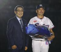 さだまさし（左）と記念撮影に応じるヤクルト・石川雅規＝明治神宮球場（撮影・中島達哉）