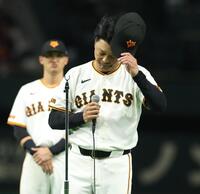 あいさつする橋上監督代行（撮影・金田祐二）