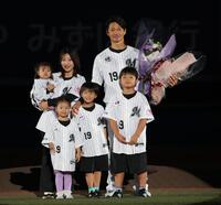 家族と写真におさまる唐川（撮影・佐々木彰尚）
