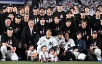 家族と集合写真におさまる唐川（撮影・佐々木彰尚）