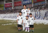 子どもたちと写真におさまる唐川（撮影・佐々木彰尚）