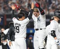 サヨナラ弾を放った山口（右）と喜ぶ唐川（撮影・佐々木彰尚）
