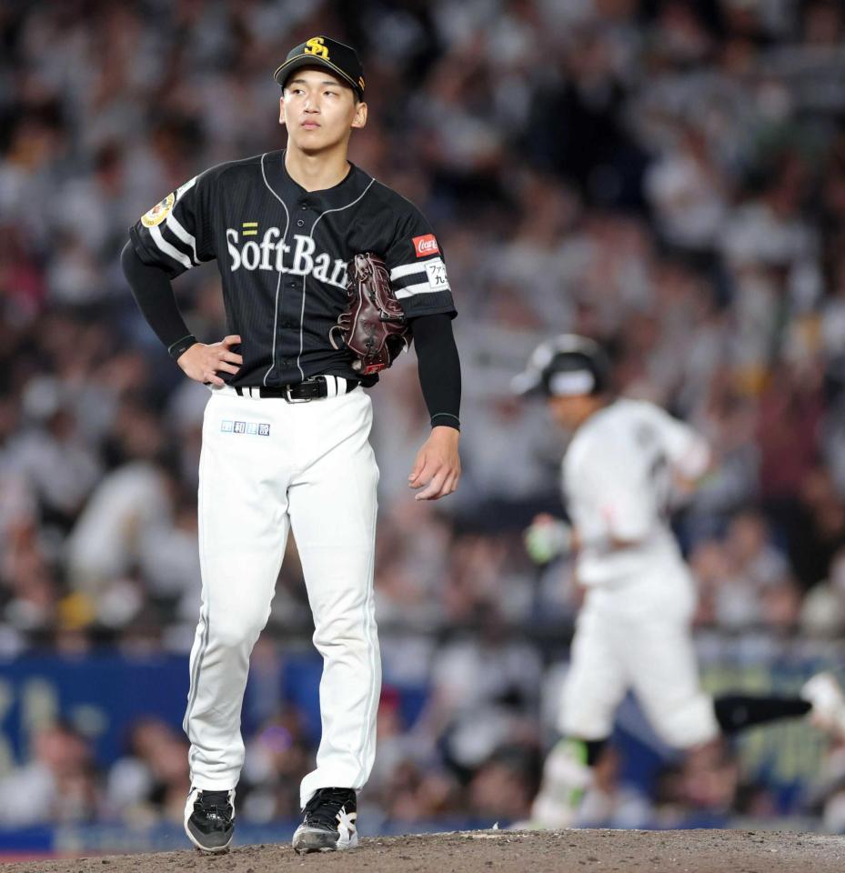 　８回、佐藤（右）に勝ち越し２ランを浴びた前田悠