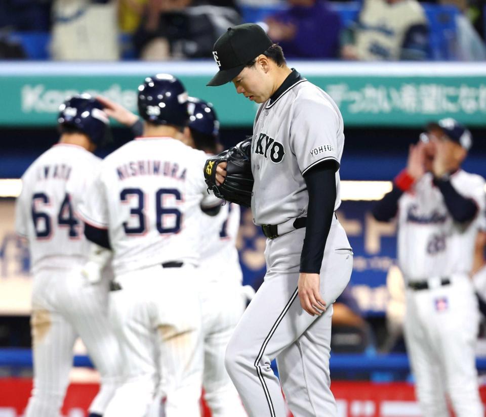 　８回、山田に勝ち越し２点二塁打を許し、肩を落とす森田（撮影・中島達哉）