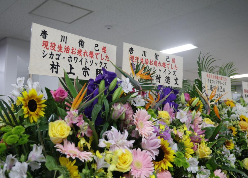 引退試合に寄せられた花（撮影・佐々木彰尚）