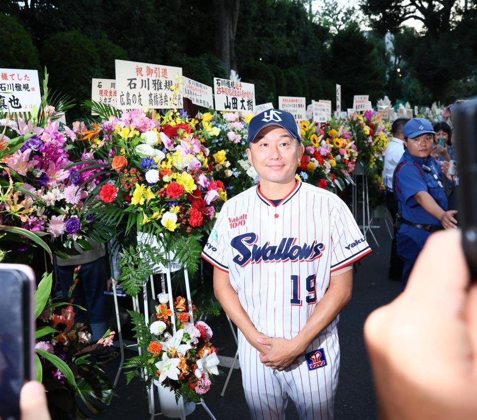 試合前にサプライズで贈られた花々を見に来た石川（撮影・中島達哉）