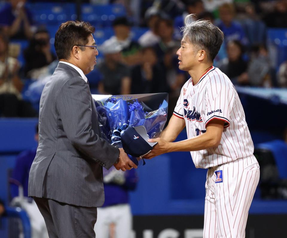 試合前、真中満氏（左）から花束を受け取る石川（撮影・中島達哉）