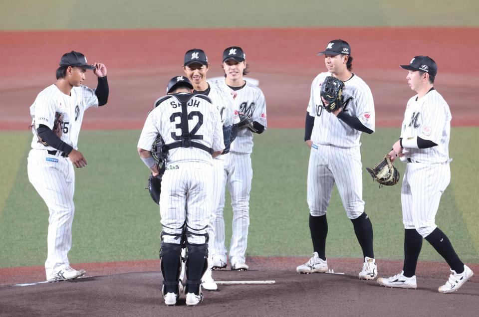 ナインと握手をする唐川（撮影・佐々木彰尚）