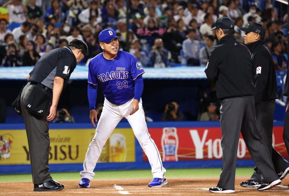 メンバー表を交換し、審判団にあいさつする井上監督（中央）＝撮影・中島達哉