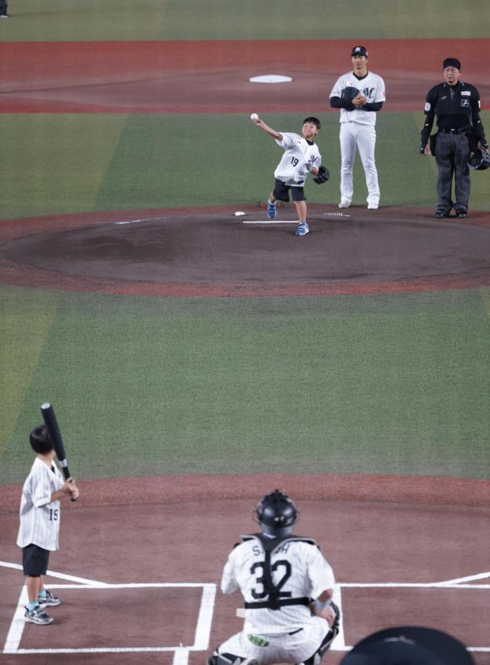 始球式を務めた唐川の子どもたち（撮影・佐々木彰尚）