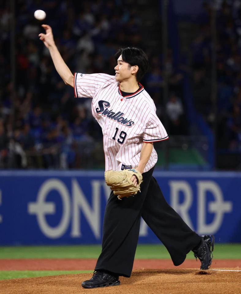 ファーストピッチセレモニーで投球する石川の息子の大耀さん（撮影・中島達哉）