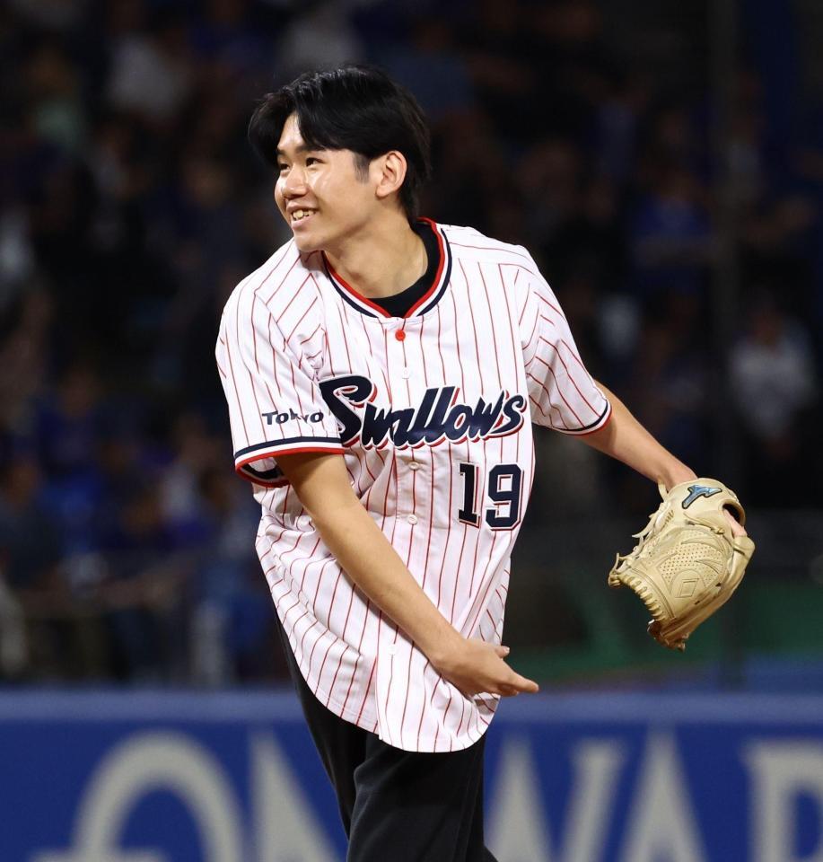 ファーストピッチセレモニーで投球する石川の息子の大耀さん（撮影・中島達哉）