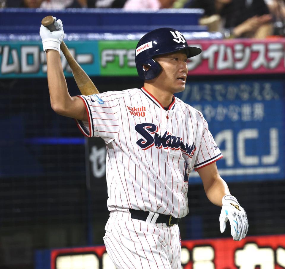 代打の準備をする石川（撮影・中島達哉）