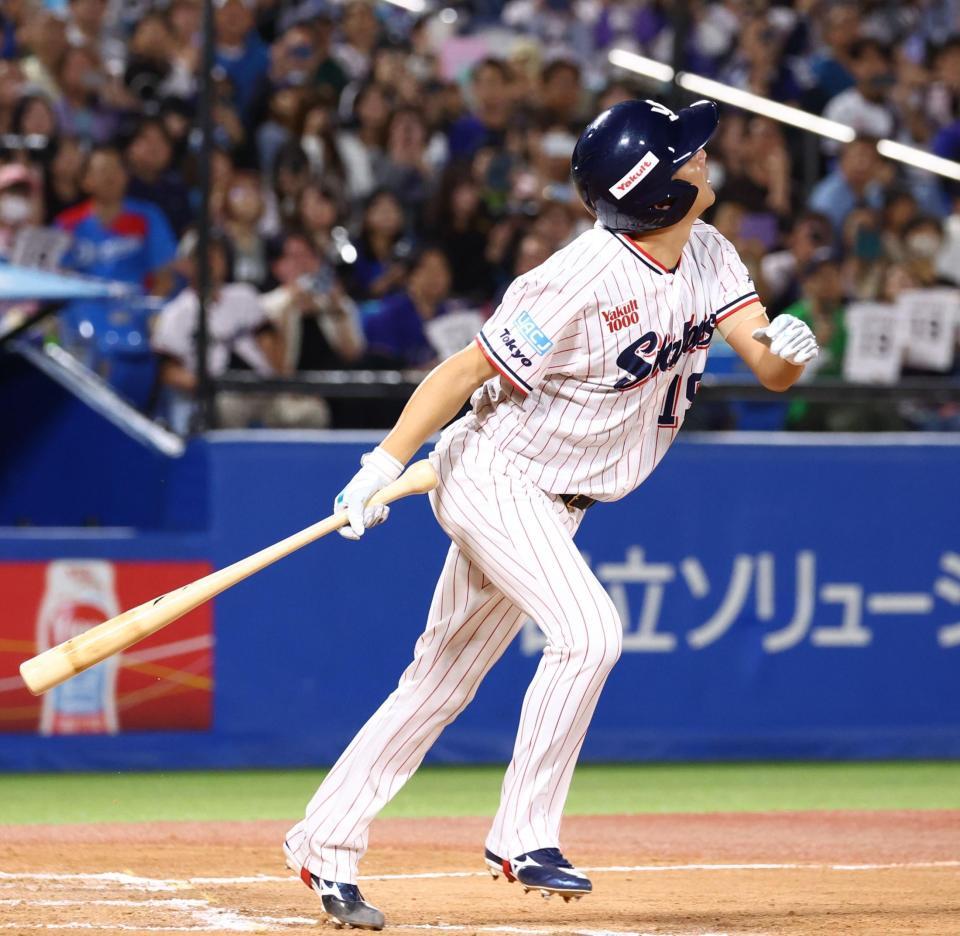 ７回、代打で登場し、三飛に倒れる石川（撮影・中島達哉）