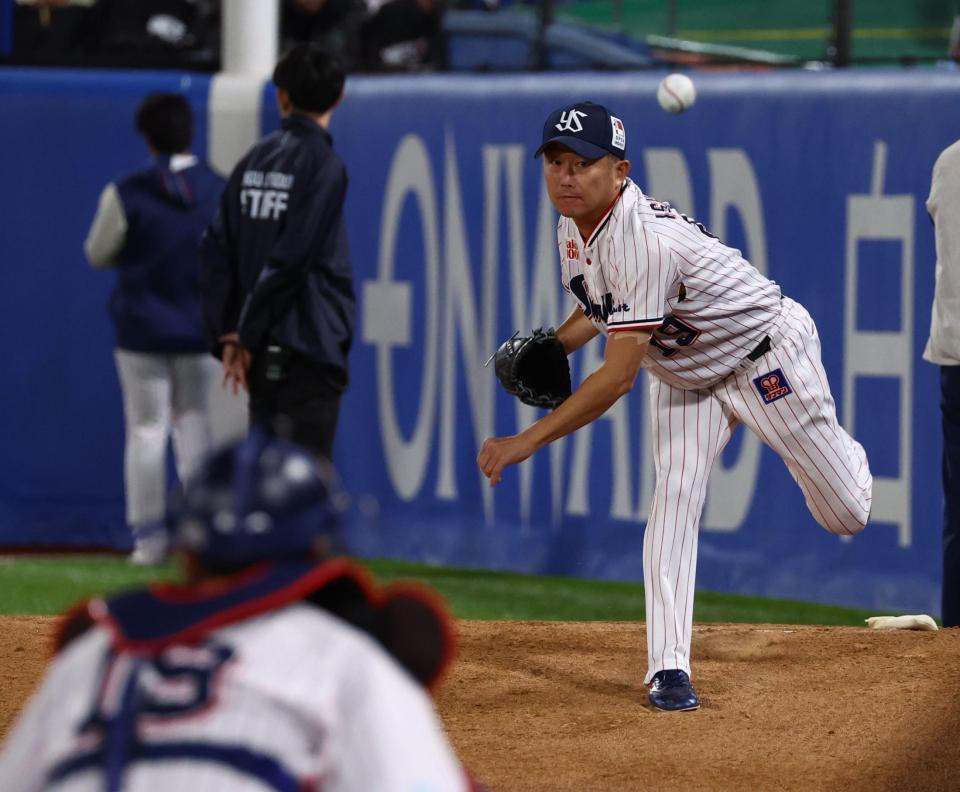６回、ブルペンで投球する石川（撮影・中島達哉）