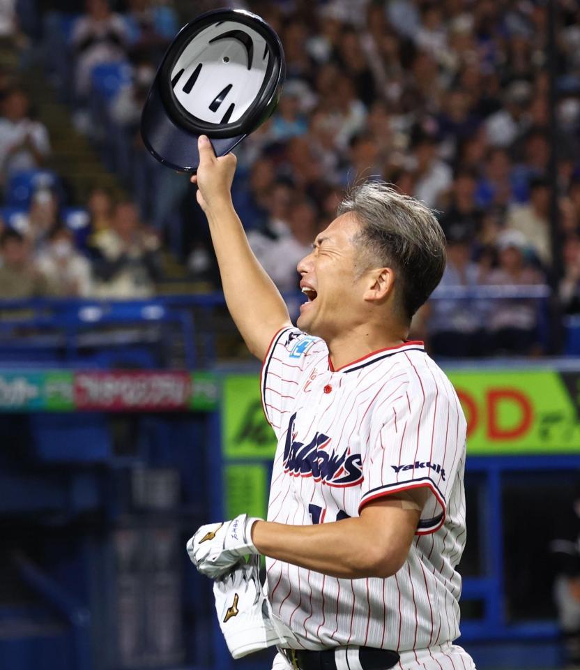７回、代打で登場し、三飛に倒れ、悔しさをにじませながらベンチに戻る石川（撮影・中島達哉）