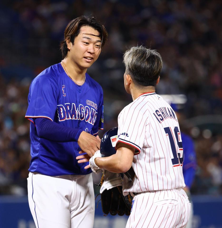７回、石川（右）と対戦後握手を交わす高橋宏（撮影・中島達哉）