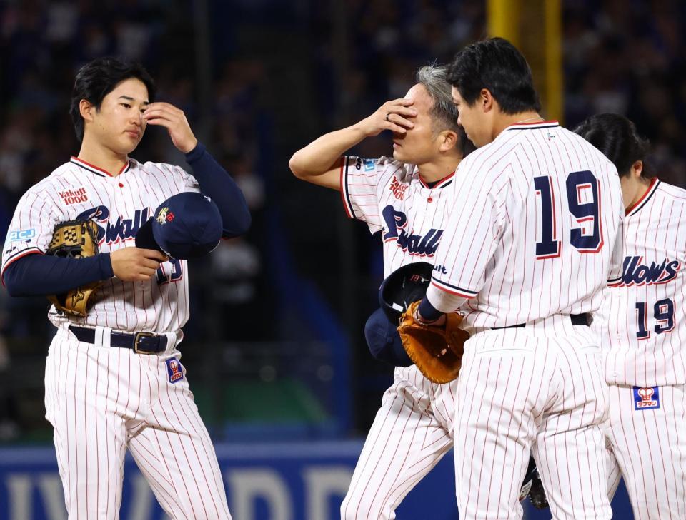 ８回、森駿を三振に仕留め、感極まる石川（中央）＝撮影・中島達哉