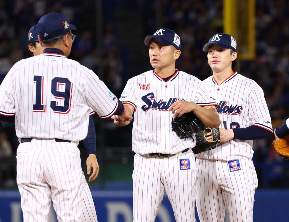 ８回、森駿を三振に仕留め、池山監督（左）と握手を交わす石川（中央）＝撮影・中島達哉