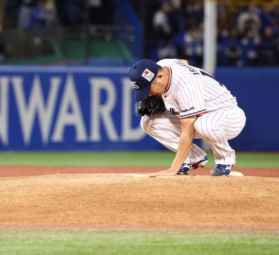 ８回、マウンドを触る石川（撮影・中島達哉）